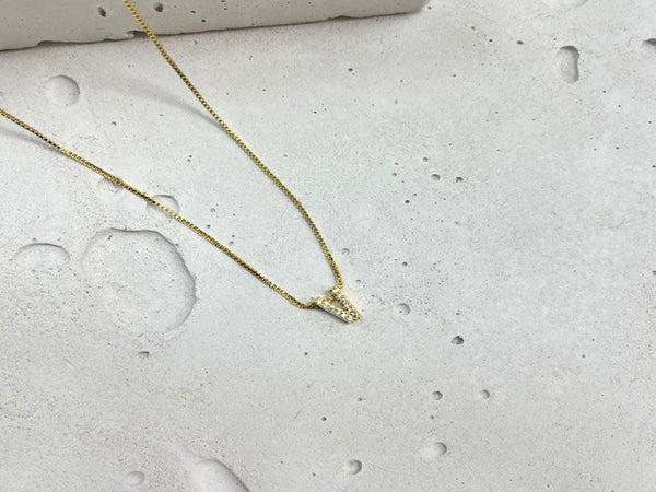 Colar Letra V Cravejado em Zircônias Banho Ouro 18k | Veri