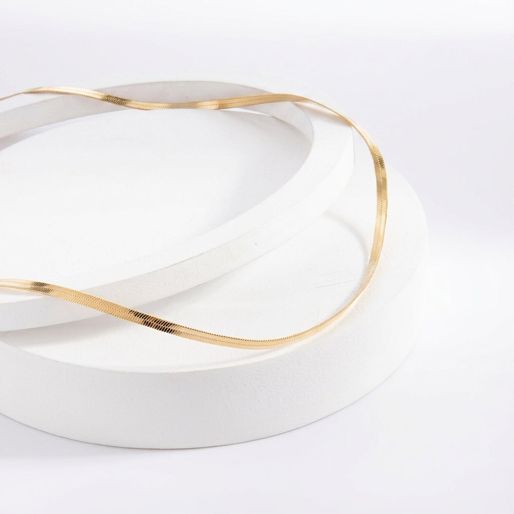 Colar Fita Laminada Cravejado com Banho de Ouro 18k