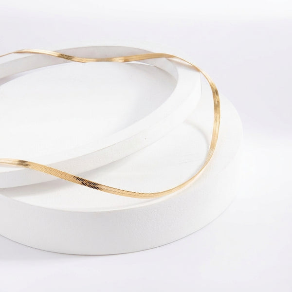 Colar Fita Laminada Cravejado com Banho de Ouro 18k