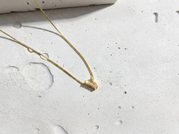 Colar Letra V Cravejado em Zircônias Banho Ouro 18k | Veri