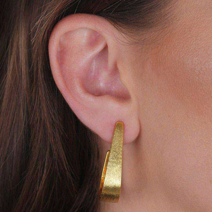 Brinco Dourado Gota Escovado Banhado a Ouro 24K - Belice Joias