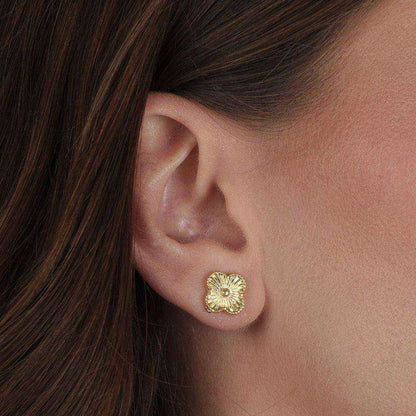 Brinco de Flor Dourado Banhado a Ouro 24K Antialérgico - Belice Joias