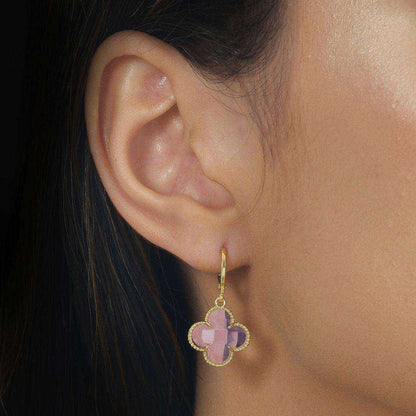 Brinco Trevo Dourado com Zircônia Rosa em Ouro 24K - Belice Joias